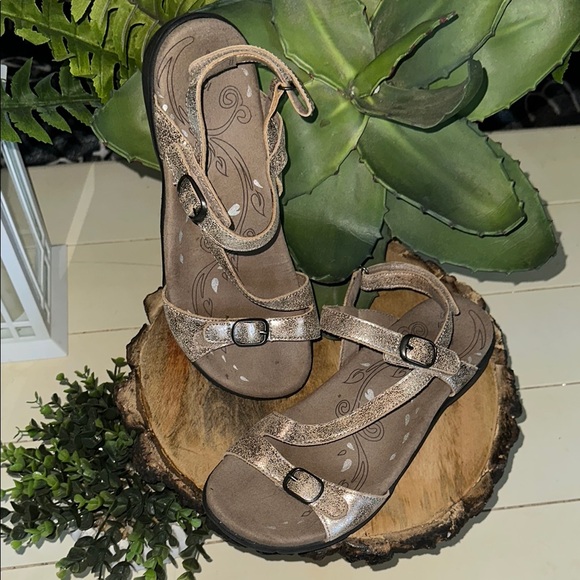 Taos Bea Gold Metallic Sandals with 3 Adjustable Straps•Size 7 - Picture 5 of 14